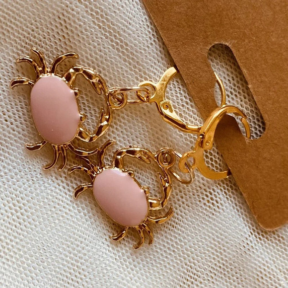 Cute Pink Enamel Crab Crustacean design Fashion earrings - Picture 1 of 3